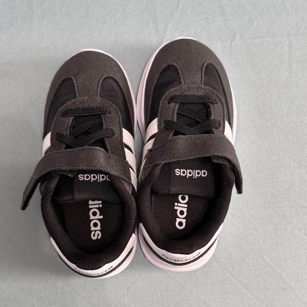 NEW Adidas Toddlers/Kids Black and White Velcro Sneakers size 8